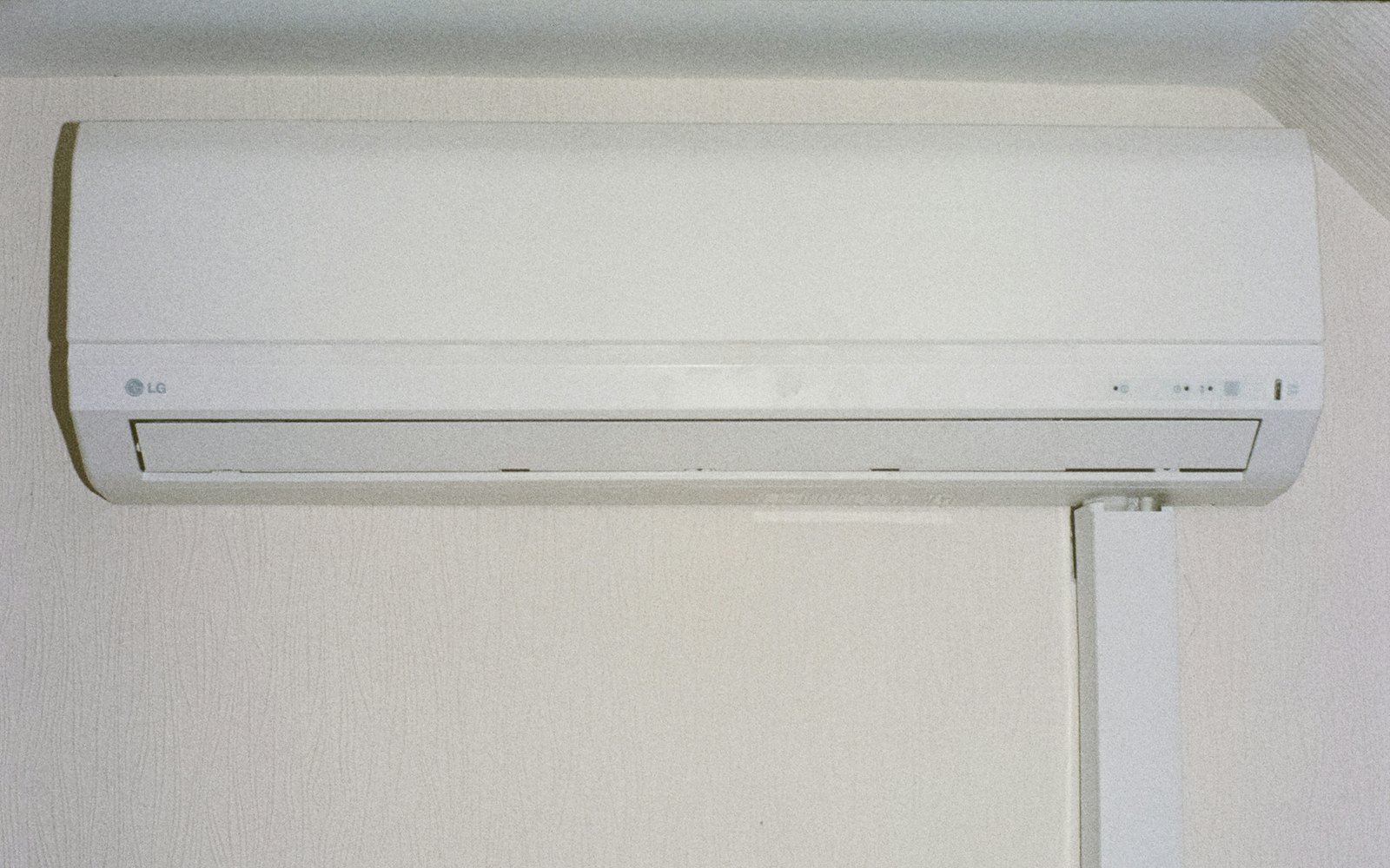 Wall-mounted air conditioning unit