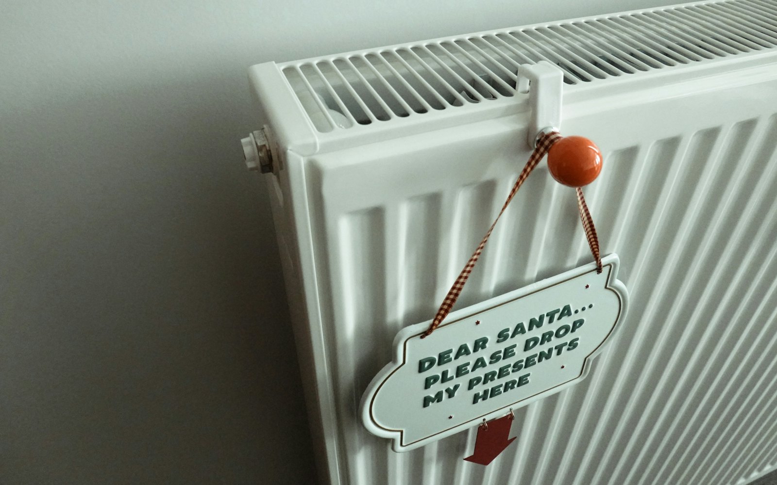 Radiator with a thermostatic valve