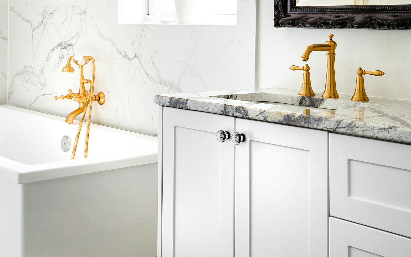 Freestanding bathtub with a floor-mounted tap